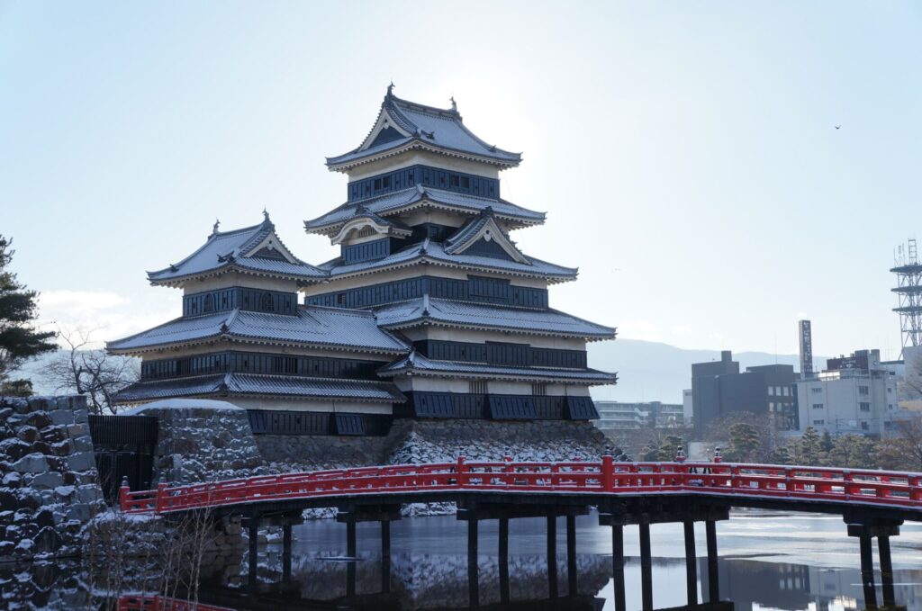 雪の松本城01