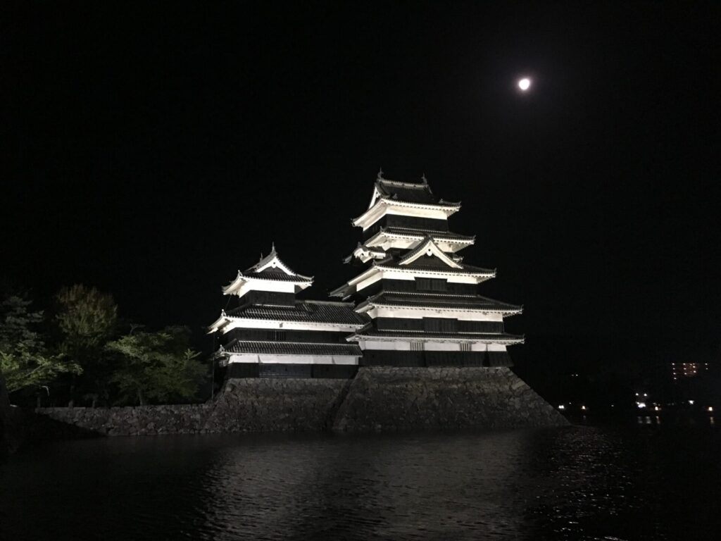 松本城の夜のライトアップ01