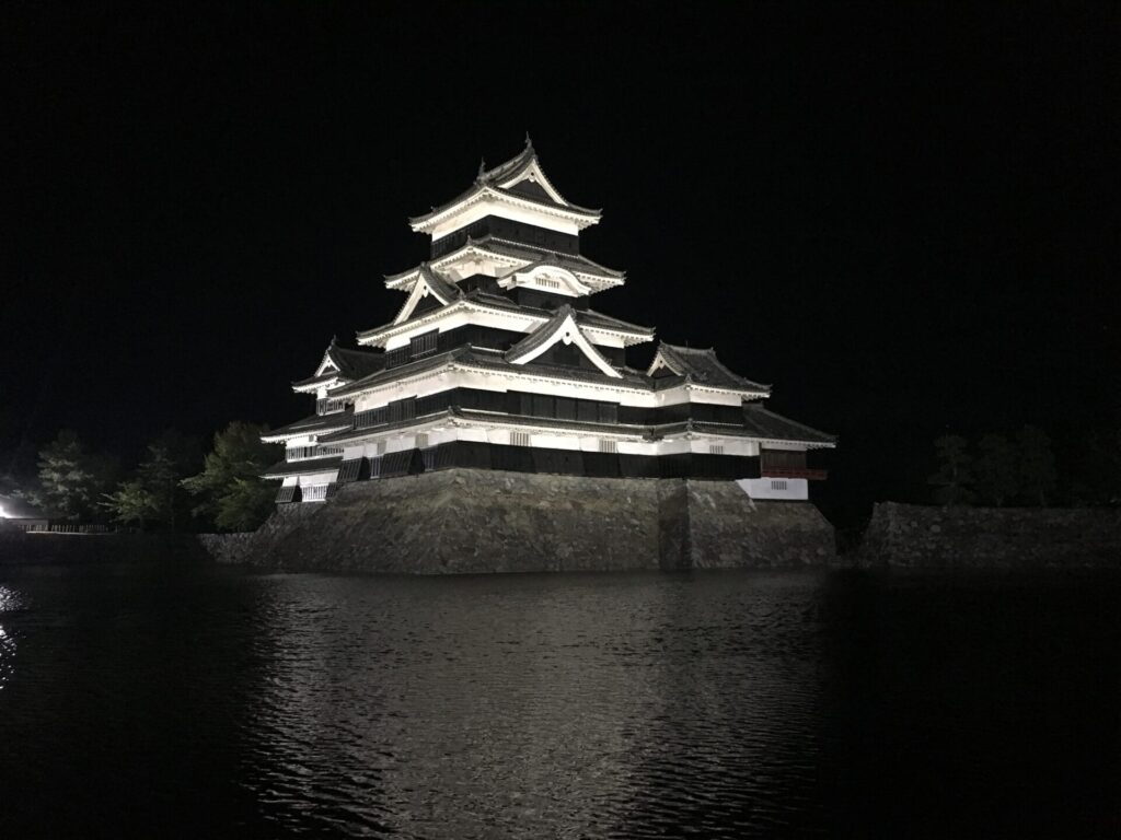 松本城の夜のライトアップ02