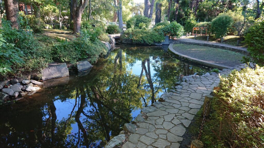 蕨城の池、水路