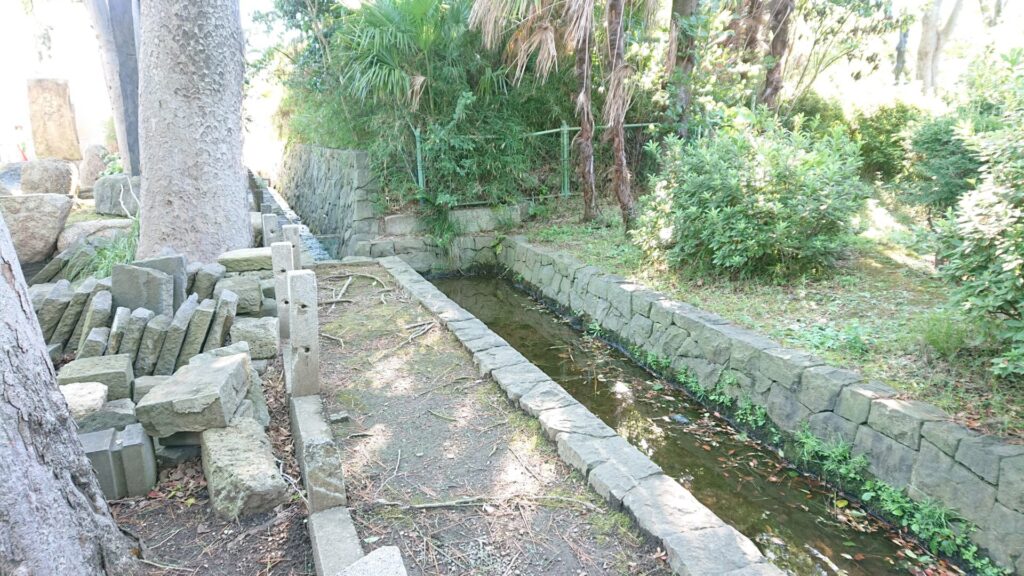 蕨城の石垣、水路