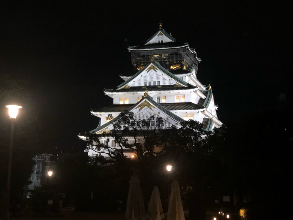 大阪城の天守閣ライトアップ