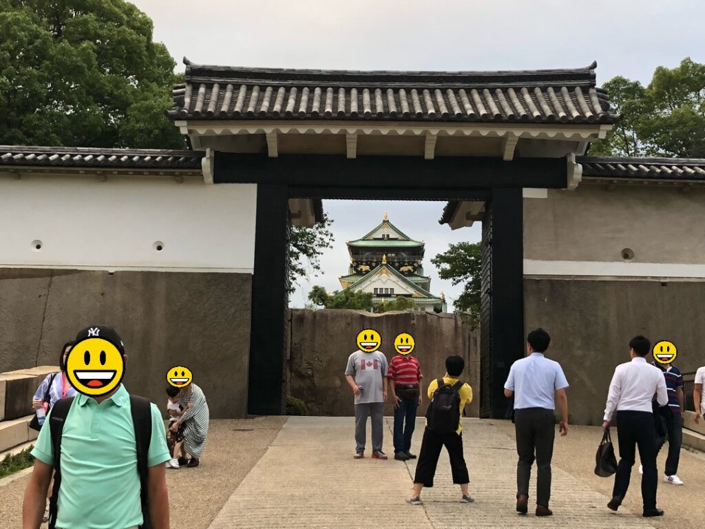 大阪城の門から天守閣