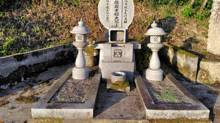 尾崎寺城主 毛利本紹主従の墓（鳥取県）