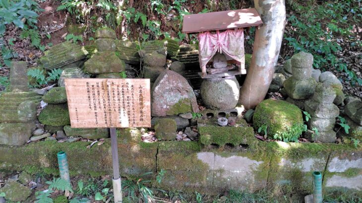 山名氏関係の墓石群（鳥取県）